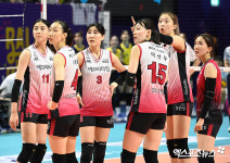 비디오판독 기다리는 인삼공사 선수들[포토]