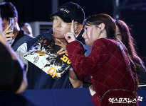 고윤정 다정하게 브이[엑s HD포토]
