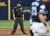 KBO, 24일 두산-키움전서 '심판 무선 인터컴' 시범 운영…"즉각적인 커뮤니케이션 기대"