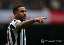 길거리에서 정의구현…피지컬 괴물 뉴캐슬 캡틴, 집단 난투극 주먹 한 방에 정리