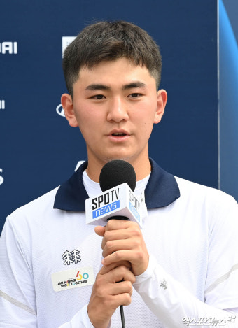 인터뷰하는 김제덕[포토]