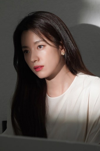 '무빙' 한효주, 오감 집중 화보 비하인드…카메라 압도하는 우아함