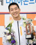 높이뛰기 우상혁 '트로피보다 빛나는 미소'[포토]