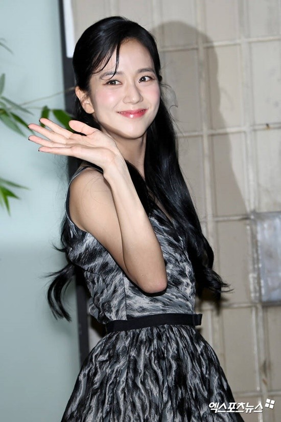 블랙핑크 지수, AMROTAGE 미니 앨범으로 전 세계 음악 차트 1위에 빛나며 폭발적 성공!
