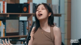 가을 감성 자극제 권진아, 타이니 데스크 코리아 출격