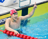 '자유형 50m 깜짝 金' 지유찬 