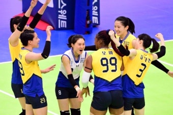'모마+양효진 화력 폭발' 현대건설, 페퍼 '3-1' 제압...5년 연속 홈 개막전 승리 [수원:스코어]