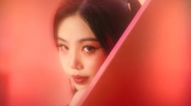 ‘솔로 데뷔 D-1’ 수진, 작정하고 끼부림…강렬 레드립