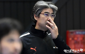 훈련 지켜보는 오기노 감독[포토]