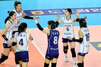 '옐레나-김연경 35득점' 흥국생명, 도로공사 3-0 완파하고 7연승+10승 선착 [삼산:스코어]