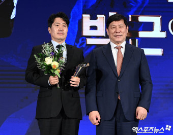 기념 촬영하는 박근영 심판과 허구연 총재[포토]