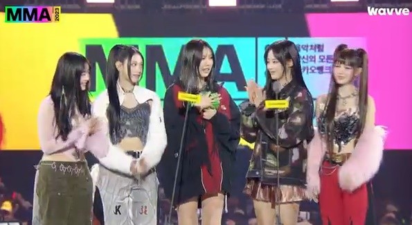 KGMA 2024, 대상 수상으로 2관왕을 차지한 뉴진스, 팬들에 감사 인사 전해.