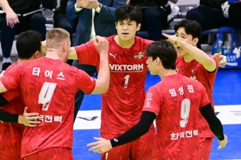 '김지한-마테이 49점 합작' 우리카드, 한국전력 꺾고 1위 수성 청신호 [수원:스코어]