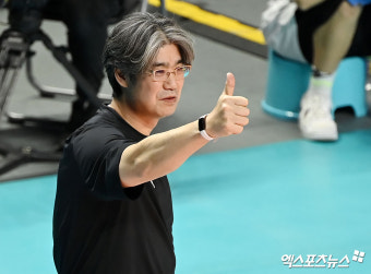 오기노 감독 '선수들을 향해 엄지 척'[포토]