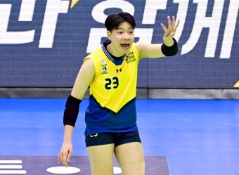 '이것이 선두의 힘' 현대건설, 만원관중 앞에서 정관장 3-0 완파하고 5연승 질주