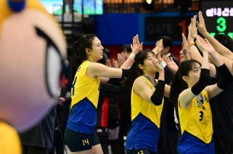'이것이 선두의 힘' 현대건설, 만원관중 앞에서 정관장 3-0 완파하고 5연승 질주