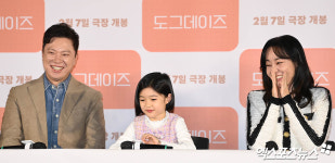 정성화-김윤진, 윤채나 바라보며 행복한 미소[엑s HD포토]