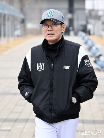 이강철 감독 '오늘은 스프링캠프 첫 날이니'[포토]