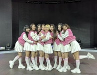 [단독] 11년생 아이돌 임서원, 초교 졸업…유니스 뭉쳐 축하