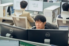 유해진, 볼수록 스며드는 '믿보배'…'도그데이즈'·'파묘'. 장르 불문 대체불가 활약