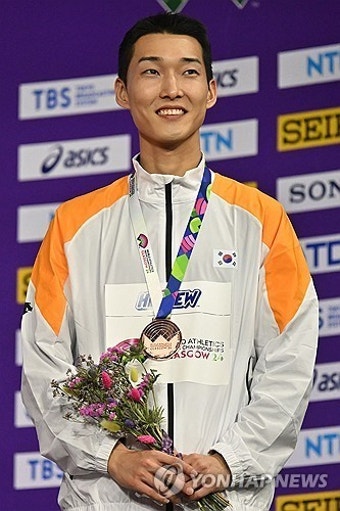 '스마일 점퍼' 우상혁, 세계실내육상 동메달…이제 파리 올림픽 '정조준'