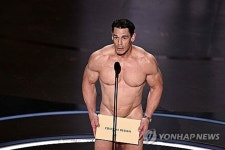 존 시나, 아카데미 시상식에 나체로 등장…홀딱 벗고 의상상 시상