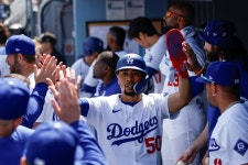 베츠-오타니-프리먼 상위타선 폭발! 다저스, 세인트루이스와 홈 개막전서 7-1 완승