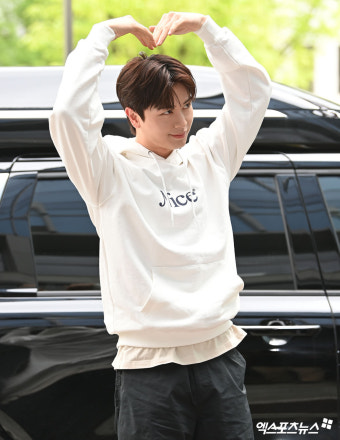 비투비 육성재 '머리 위로 하트'[엑's HD포토]