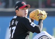 어떤 포인트에서 분명 해주는 선수…LG 빅게임 피처 김윤식, 염경엽 감독 웃게 할까