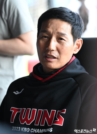 취재진과 인터뷰 나누는 염경엽 감독[포토]