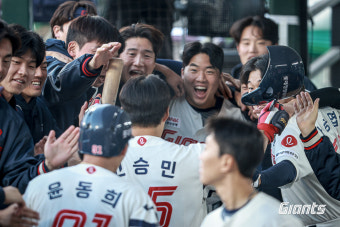 무자비한 롯데, 고승민-이주찬-전준우 '슈퍼 자이언츠포' 5연승 견인…'최하위 탈출 눈앞' 롯데, 9위 한화전 쓸어담았다 [사직:스코어]