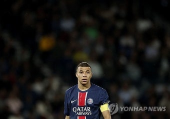 이강인, 음바페 옆에 '찰싹' 붙어 트로피 '번쩍'...엉덩이 걷어차고 담소까지 '찐친 인증'