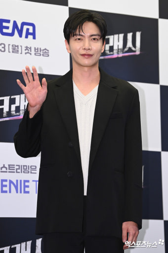 이민기 '수줍은 손인사'[엑's HD포토]