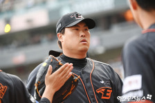 '안치홍 결승타' 한화, 연장 승부 4-2 승리+위닝 확보…'5할 승률 붕괴' SSG는 6연패 수렁 [문학:스코어]