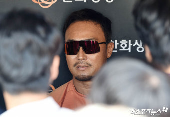 정경배 감독대행 '취재진 질문에 답하며'[포토]