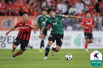 '야고 결승골' 강원, '전병관 퇴장' 전북에 2-1 승리...김두현 데뷔전 망쳤다→3연승 질주 [현장리뷰]