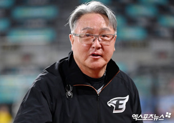 김경문 감독 '한화팬들을 바라보며'[포토]