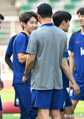이강인 '김도훈 임시감독과 하이파이브'[포토]