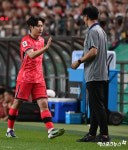 교체되는 이강인[포토]