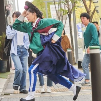 '취준생' 정은지, 한복 입고 도심 추격전…분노 담은 머리채 흔들기 (낮밤녀)