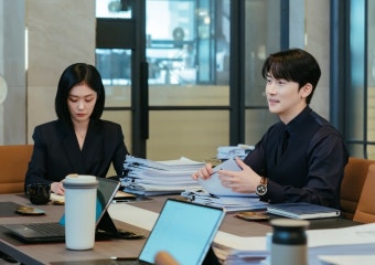 장나라→김준한, 월간 회의 현장 포착…'굿' 팀플레이 기대↑ (굿파트너)