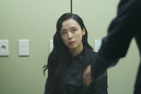전도연, 차가운 얼굴의 추격자로 변신! <리볼버> 오늘 개봉!