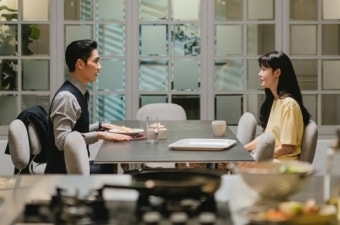 '놀아주는 여자' 엄태구X한선화 오붓한 저녁식사...첫 키스 성사될까