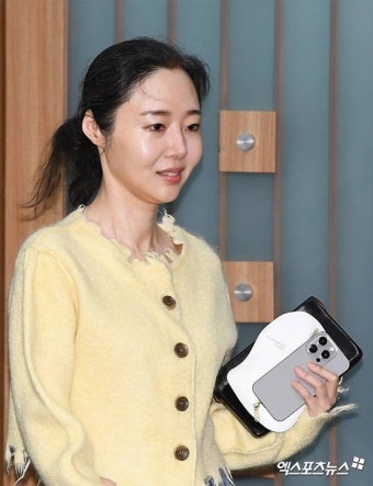 민희진, '볼캡+뉴진스 굿즈' 입고 '경찰 출석' [엑's 이슈]