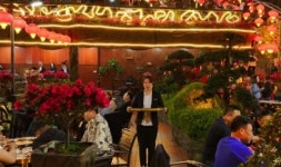 염혜란, 테이블 700개 훠궈집 지배인 됐다…직원 400명+계단 지옥 (가브리엘)