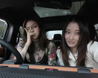 한소희X전종서, 전신 타투·안전벨트 논란 '시끌'…