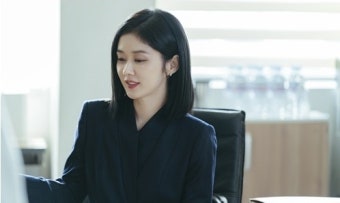 '카리스마' 장나라, 벚꽃 사진 찍으며 반전美 '활짝' (굿파트너)
