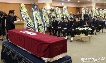 슬픔 속에 진행된 故 현철 영결식[포토]