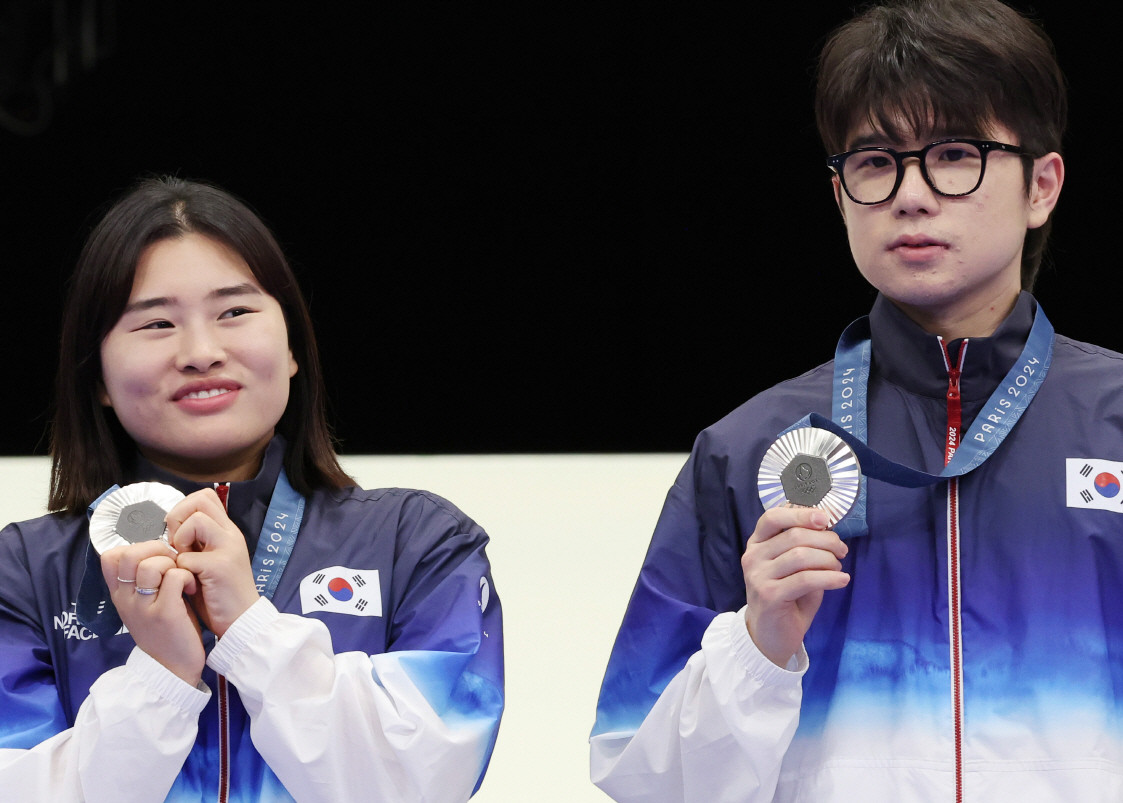 금지현 선수, 딸에게 선물한 은메달로 행복한 돌아옴: 인천 국제공항에서 기쁨 나누기
