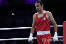 충격과 공포! XY염색체 복서 펀치 2방에 기권→주먹 너무 아파 악수 거부+눈물 펑펑 [2024 파리]